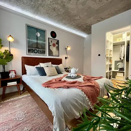 Modern Retro ~ 800m Main Square Apartment