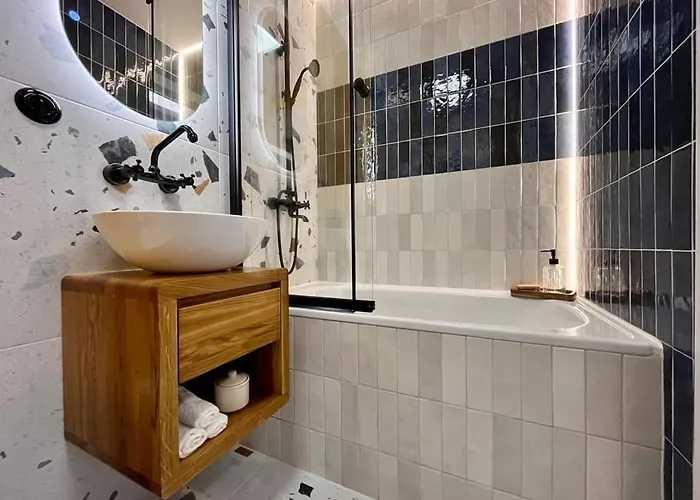 Modern Retro ~ 800m Main Square Apartment *