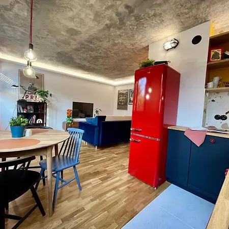 Modern Retro ~ 800m Main Square