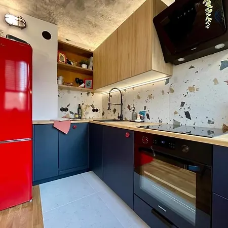 Modern Retro ~ 800m Main Square Apartment *