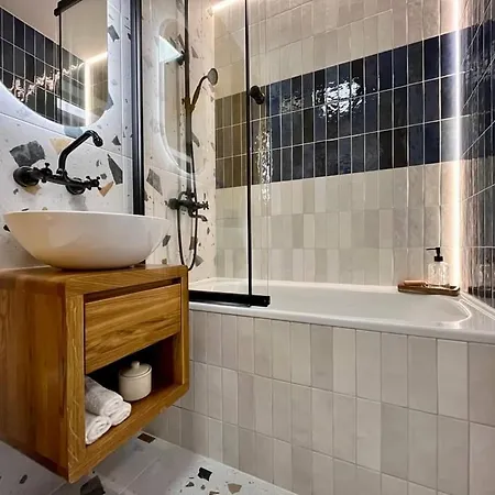 Modern Retro ~ 800m Main Square Apartment *