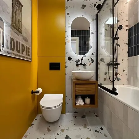 Modern Retro ~ 800m Main Square Apartment *