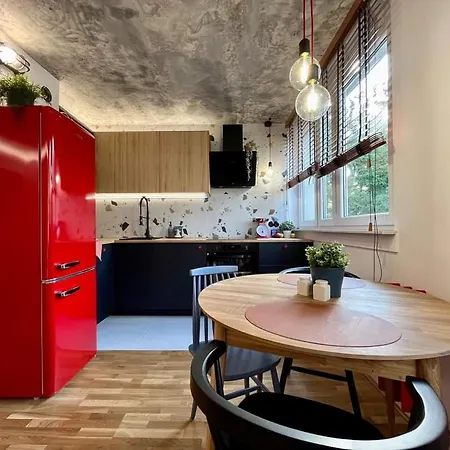 Modern Retro ~ 800m Main Square Apartment *