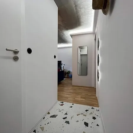 Modern Retro ~ 800m Main Square *